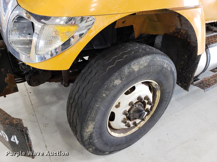 image for item DF2420 2006 International 7400 dump truck