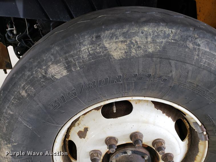 image for item DF2420 2006 International 7400 dump truck