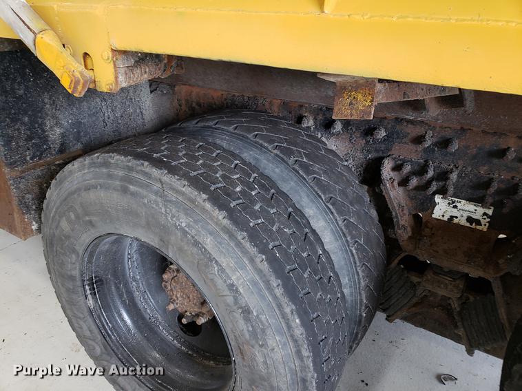image for item DF2420 2006 International 7400 dump truck
