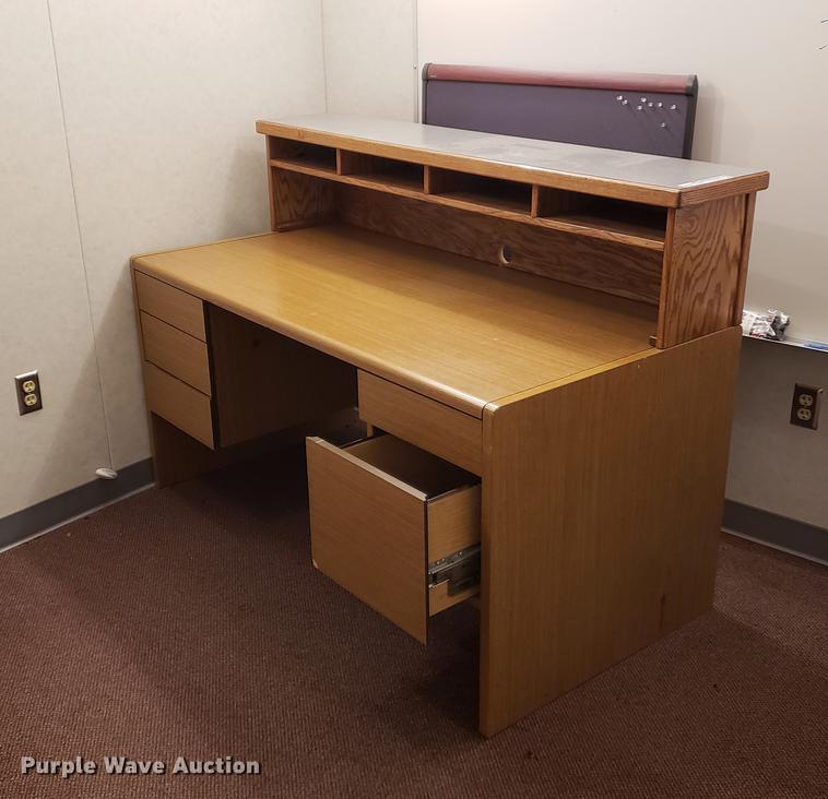 Furniture in Lawrence, KS Item EF9805 sold Purple Wave