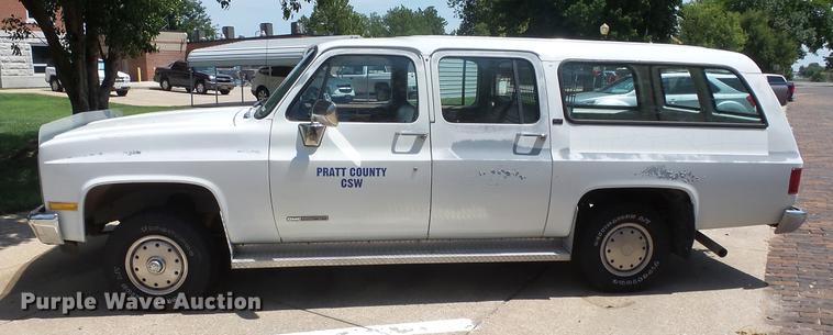 image for item ET9413 1990 GMC Suburban 1500 SUV