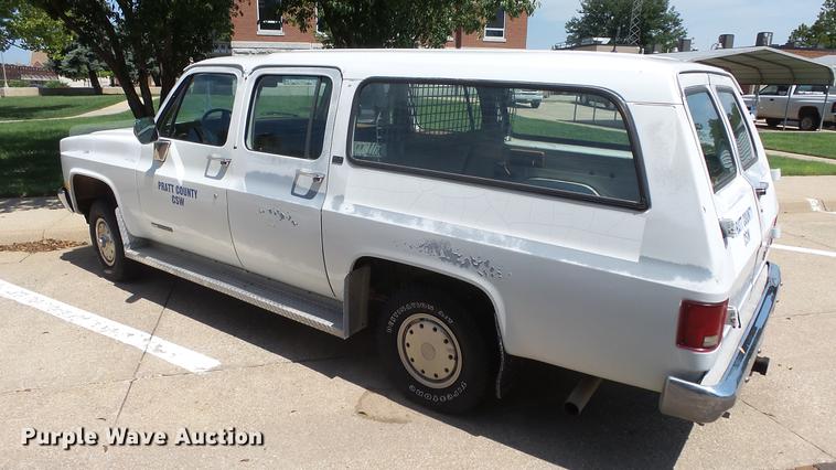 image for item ET9413 1990 GMC Suburban 1500 SUV