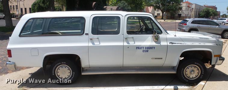 image for item ET9413 1990 GMC Suburban 1500 SUV