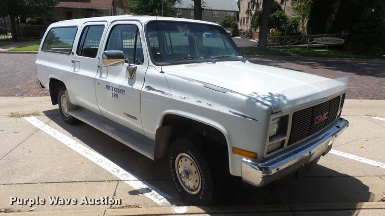 image for item ET9413 1990 GMC Suburban 1500 SUV