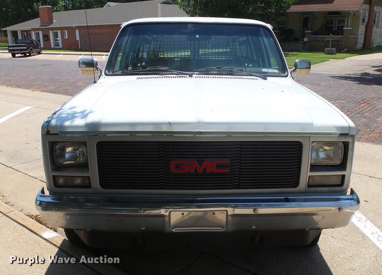 image for item ET9413 1990 GMC Suburban 1500 SUV