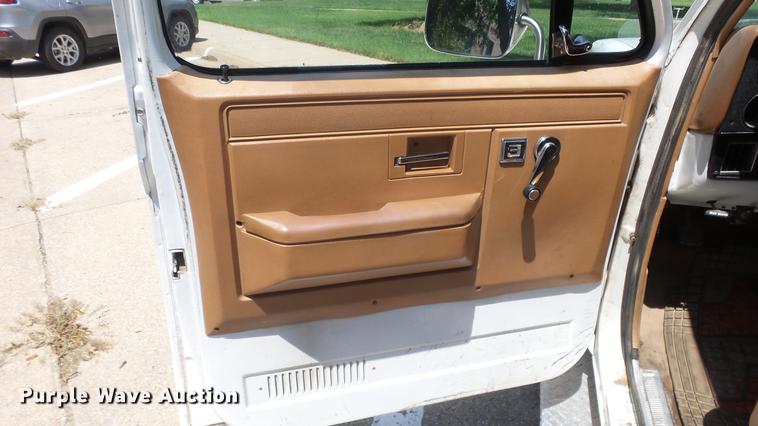 image for item ET9413 1990 GMC Suburban 1500 SUV