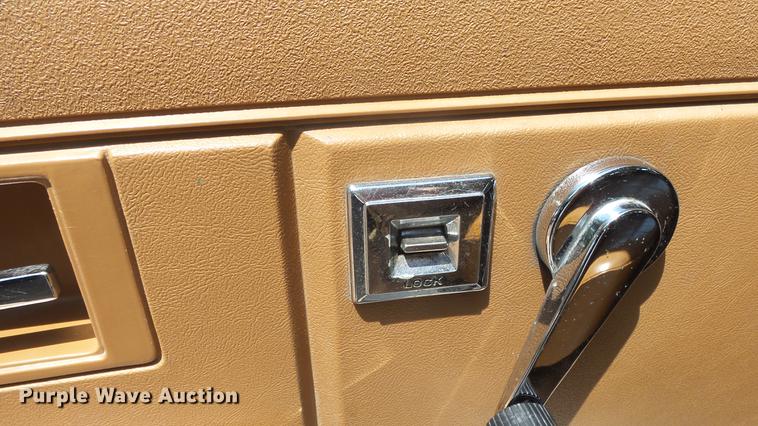 image for item ET9413 1990 GMC Suburban 1500 SUV