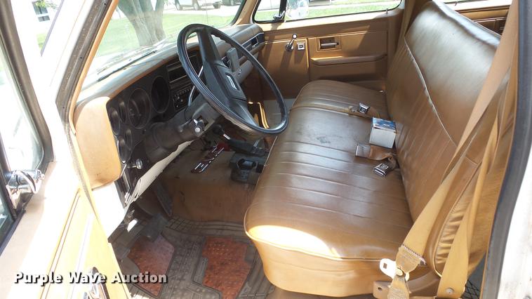 image for item ET9413 1990 GMC Suburban 1500 SUV