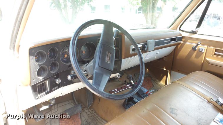 image for item ET9413 1990 GMC Suburban 1500 SUV