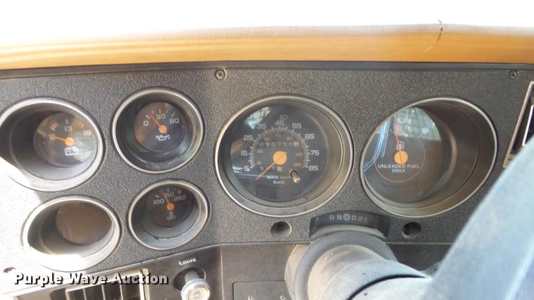 image for item ET9413 1990 GMC Suburban 1500 SUV