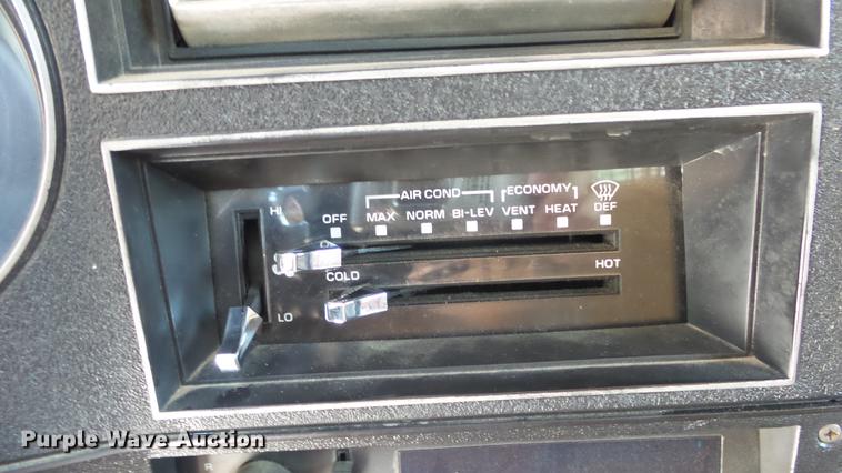 image for item ET9413 1990 GMC Suburban 1500 SUV