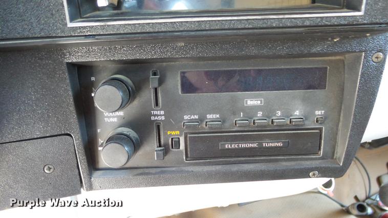 image for item ET9413 1990 GMC Suburban 1500 SUV