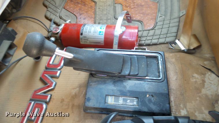 image for item ET9413 1990 GMC Suburban 1500 SUV