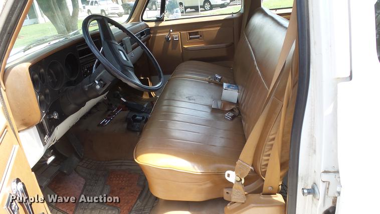 image for item ET9413 1990 GMC Suburban 1500 SUV