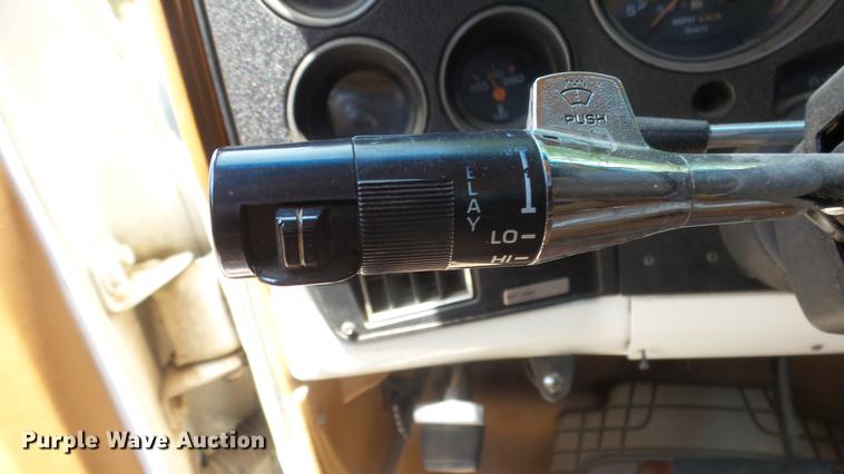 image for item ET9413 1990 GMC Suburban 1500 SUV