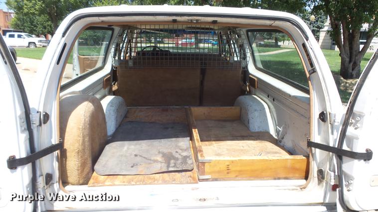 image for item ET9413 1990 GMC Suburban 1500 SUV