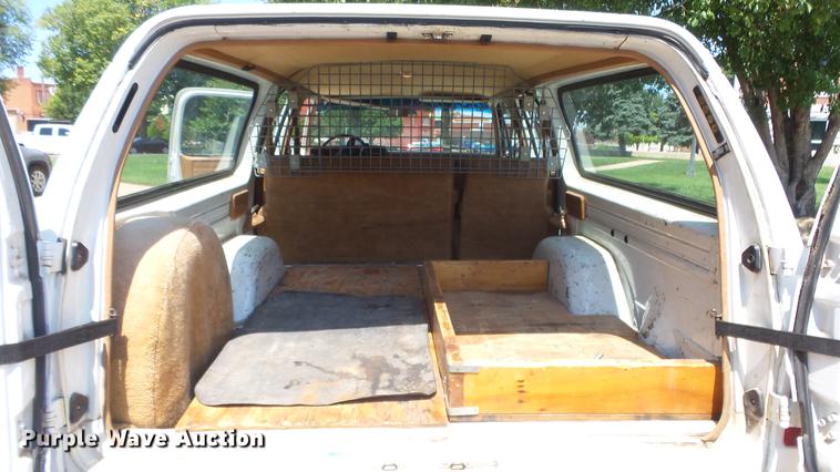 image for item ET9413 1990 GMC Suburban 1500 SUV