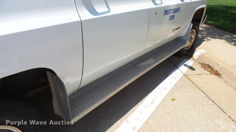 image for item ET9413 1990 GMC Suburban 1500 SUV