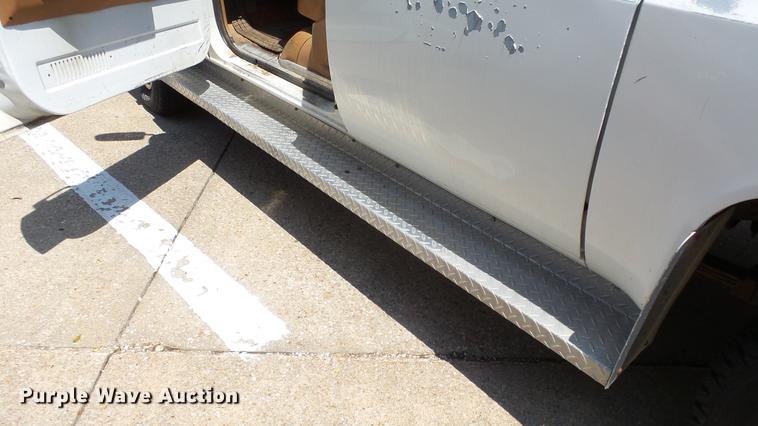 image for item ET9413 1990 GMC Suburban 1500 SUV