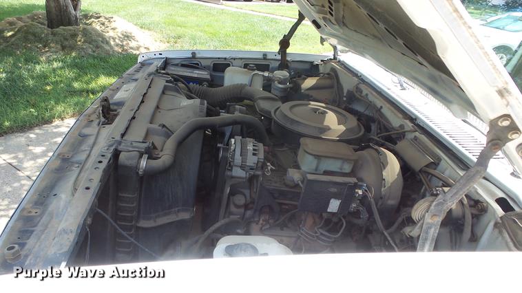 image for item ET9413 1990 GMC Suburban 1500 SUV