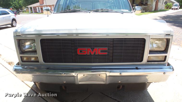 image for item ET9413 1990 GMC Suburban 1500 SUV