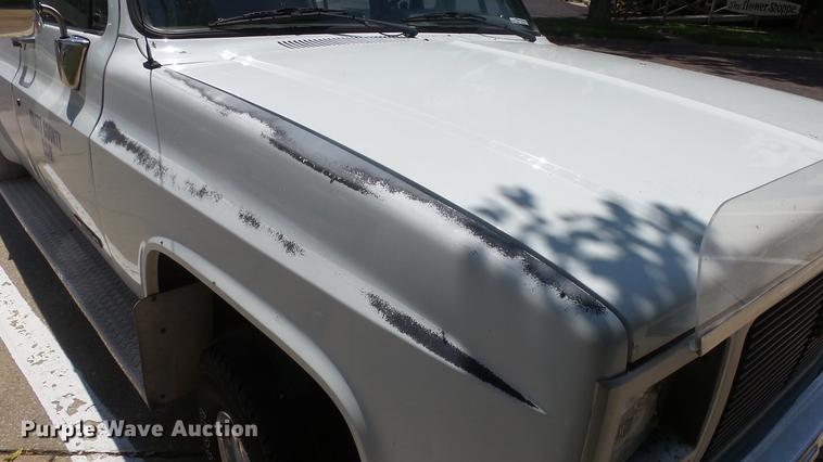 image for item ET9413 1990 GMC Suburban 1500 SUV