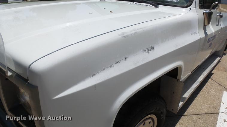 image for item ET9413 1990 GMC Suburban 1500 SUV