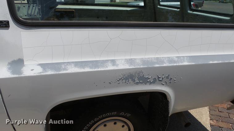 image for item ET9413 1990 GMC Suburban 1500 SUV