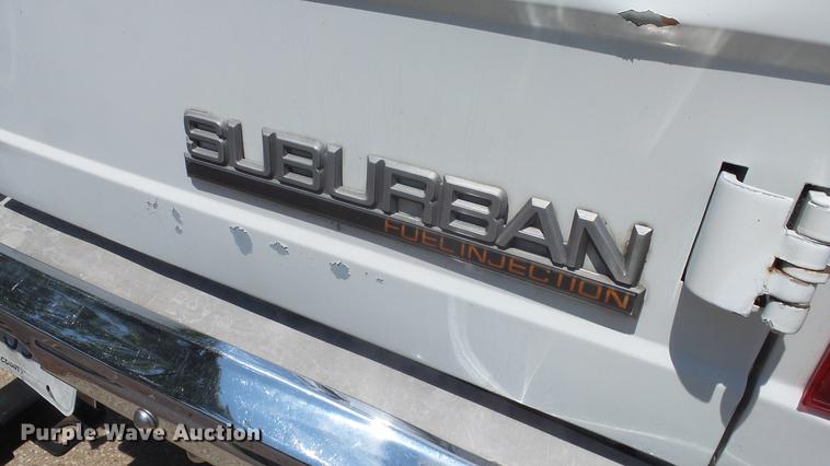 image for item ET9413 1990 GMC Suburban 1500 SUV