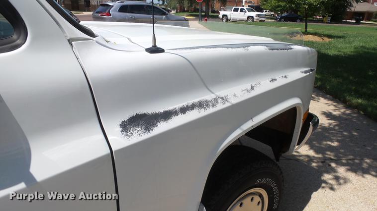 image for item ET9413 1990 GMC Suburban 1500 SUV