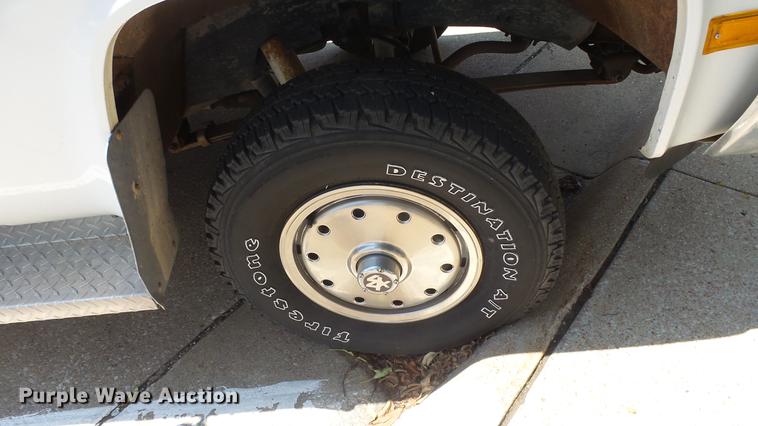 image for item ET9413 1990 GMC Suburban 1500 SUV