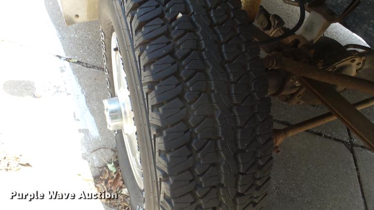 image for item ET9413 1990 GMC Suburban 1500 SUV