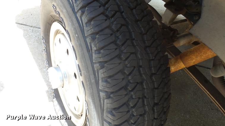 image for item ET9413 1990 GMC Suburban 1500 SUV