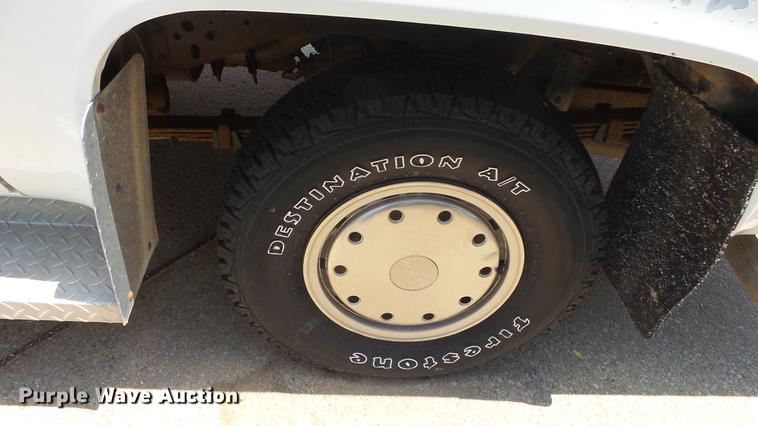 image for item ET9413 1990 GMC Suburban 1500 SUV