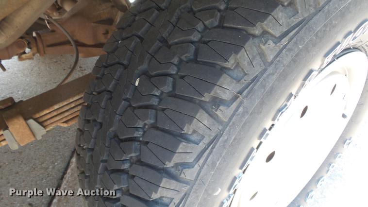 image for item ET9413 1990 GMC Suburban 1500 SUV