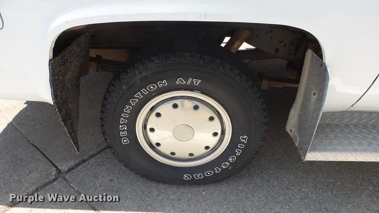 image for item ET9413 1990 GMC Suburban 1500 SUV