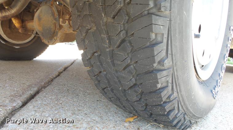 image for item ET9413 1990 GMC Suburban 1500 SUV