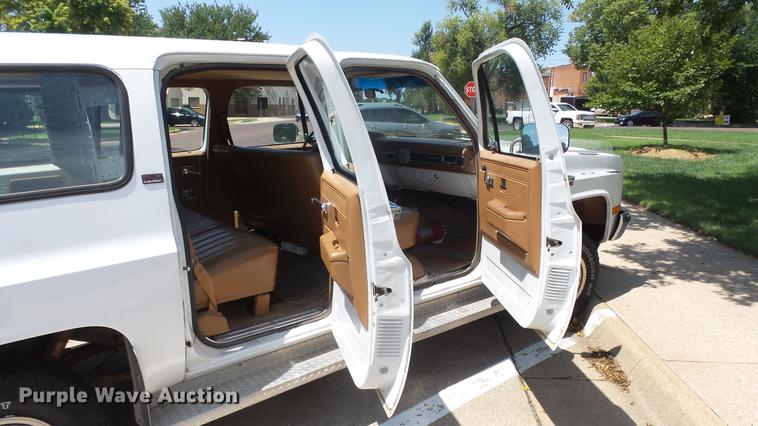 image for item ET9413 1990 GMC Suburban 1500 SUV