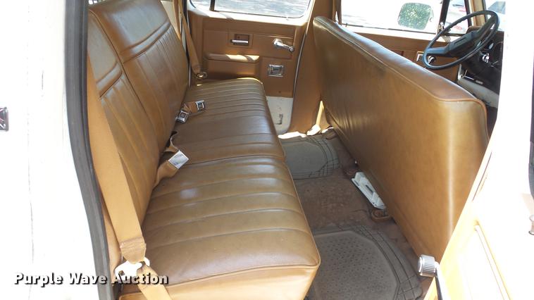 image for item ET9413 1990 GMC Suburban 1500 SUV