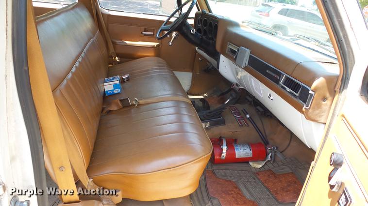 image for item ET9413 1990 GMC Suburban 1500 SUV