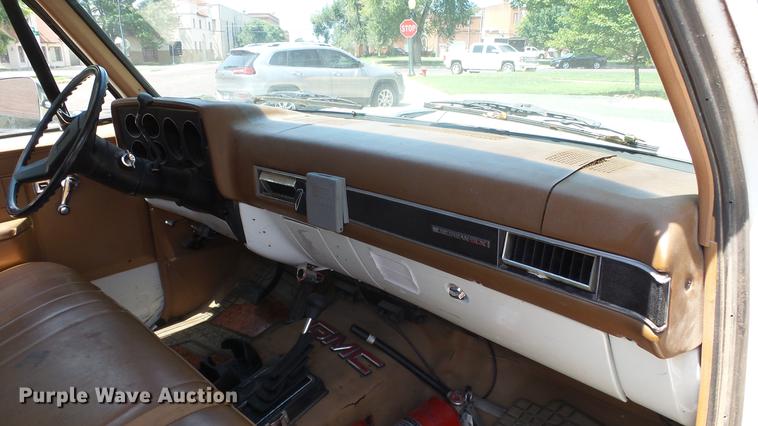 image for item ET9413 1990 GMC Suburban 1500 SUV