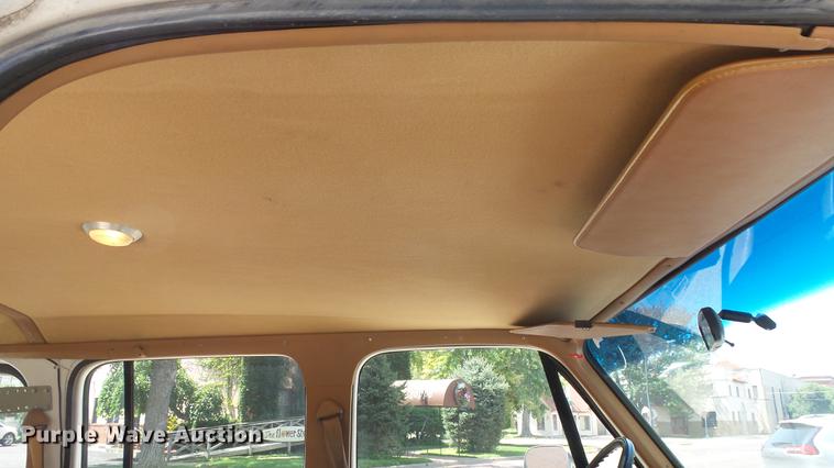 image for item ET9413 1990 GMC Suburban 1500 SUV