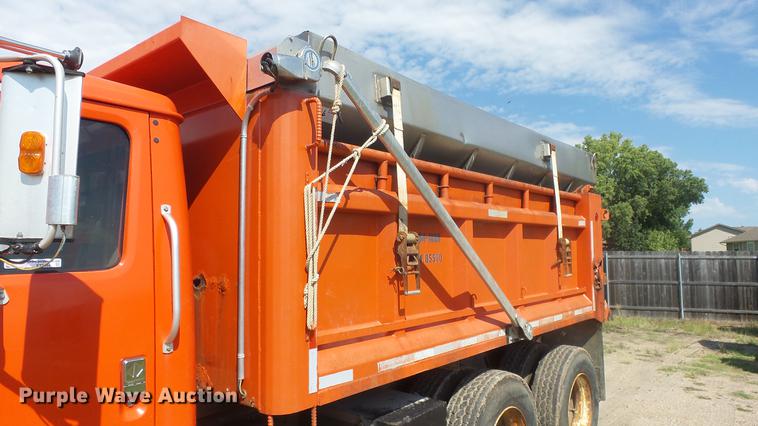 image for item ET9434 1999 International 4900 dump truck