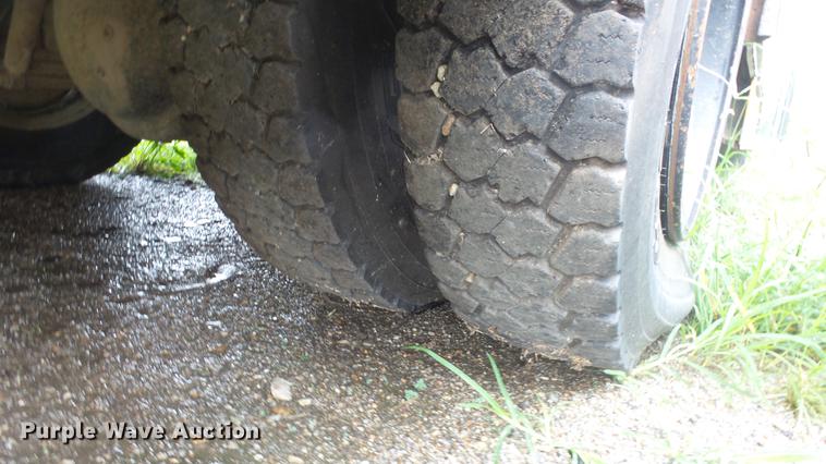 image for item ET9453 2000 Blue Bird TC2000 school bus