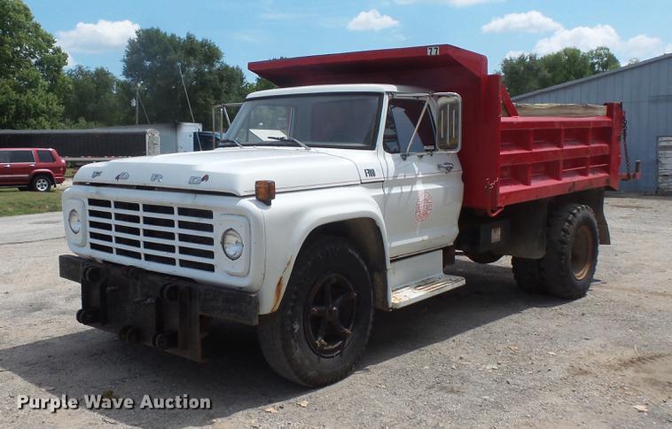 image for item EV9212 1977 Ford F700 dump truck