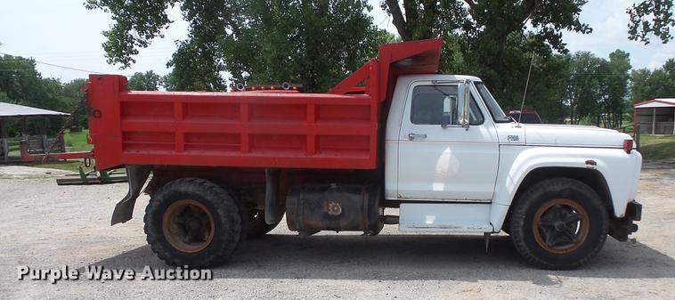 image for item EV9212 1977 Ford F700 dump truck