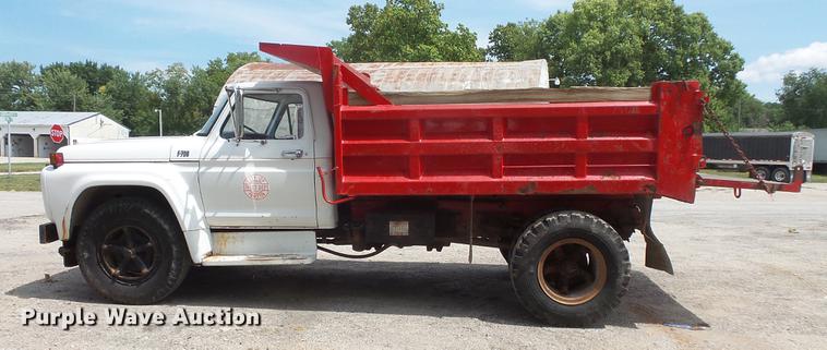 image for item EV9212 1977 Ford F700 dump truck