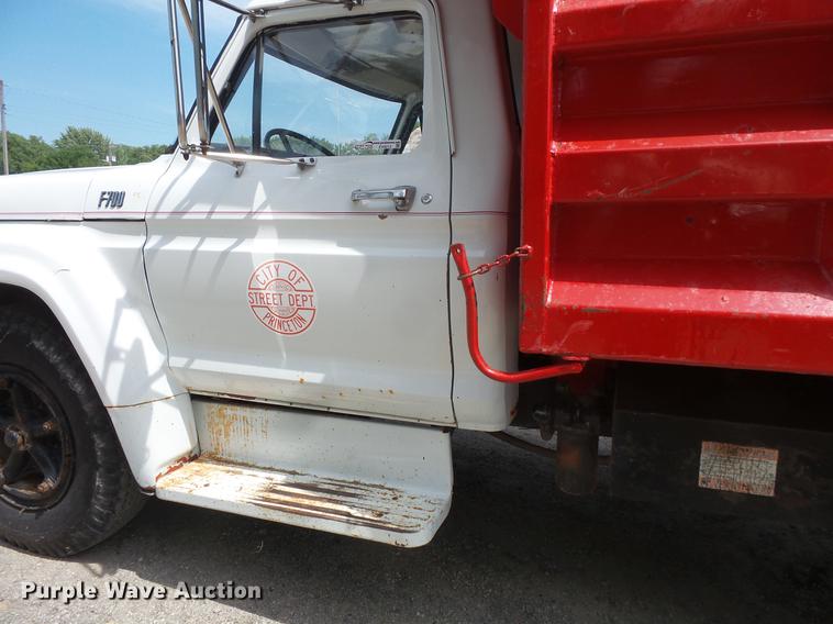 image for item EV9212 1977 Ford F700 dump truck