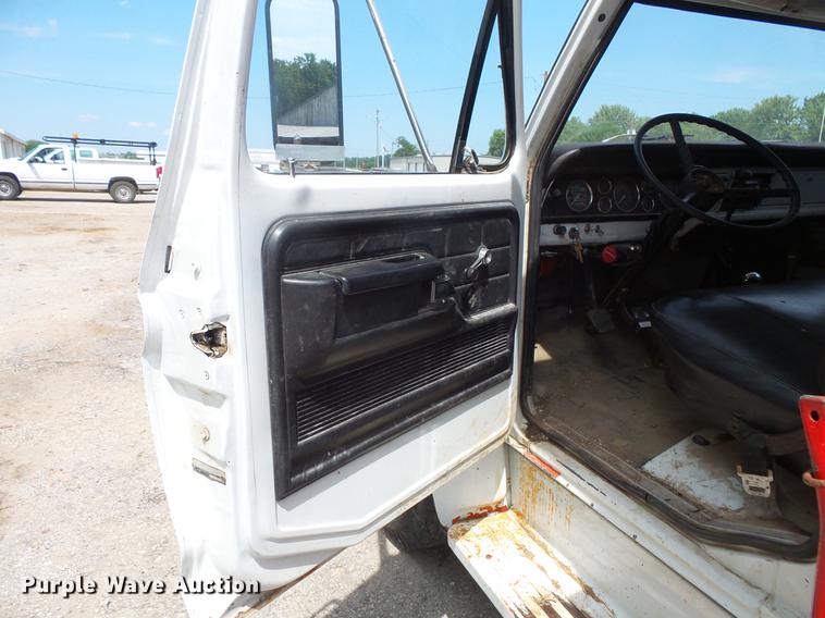 image for item EV9212 1977 Ford F700 dump truck