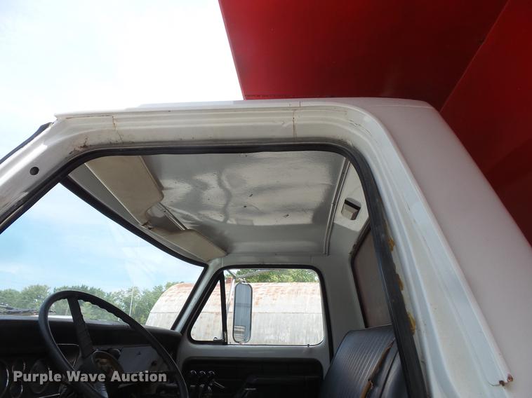 image for item EV9212 1977 Ford F700 dump truck